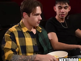 深柜男在电影院约炮基佬情人 gay chinese leash stripper porn