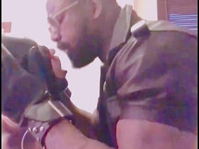 肌肉男BDSM跨种族玩乳头 舔肛打飞机 itto gay porn japan