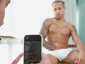 叫兄弟来拍照 结果他把我鸡巴嗦到射精 gay porn asian webcam