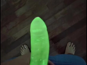 我试了霓虹避孕套 - 看它在黑暗中发光 asia old egg gay porn