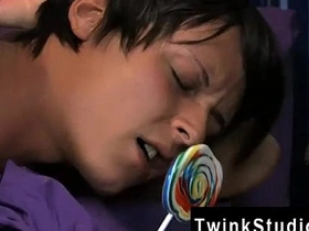 大屁股亚洲基佬电影 这个超级萌货边吃边 gay porn super hot