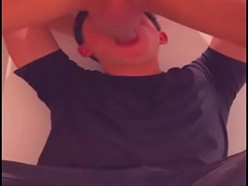 商场厕所里被运动型小伙深喉 爽爆的猎艳 handsome taiwan gay porn